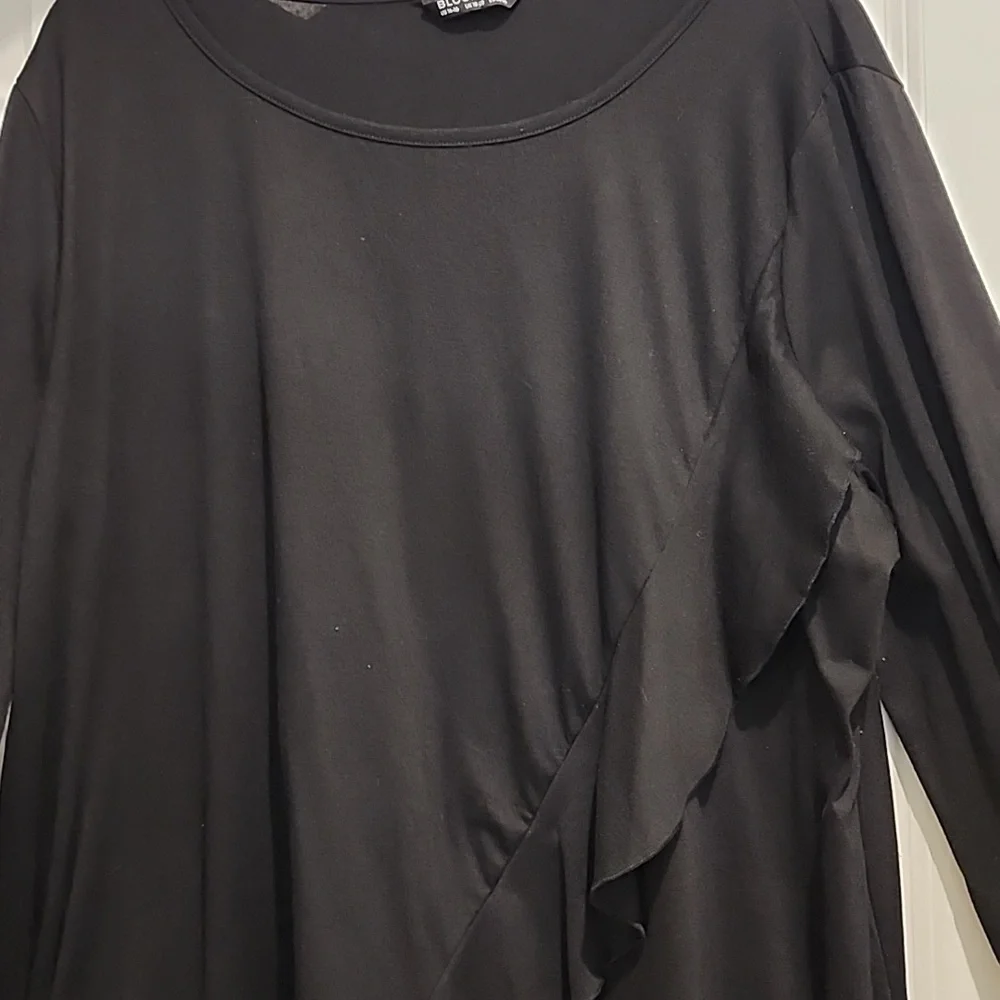 Bloomchic Black Long Sleeve Top With Flatteting Diagonal Ruffle Detail 1x - Picture 5 of 6